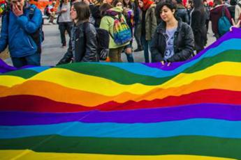 Coppia gay aggredita a Milano, pugni e insulti: “Siete contro natura”