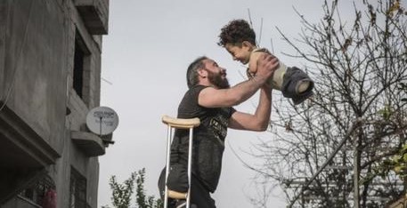 Padre e figlio siriani senza arti arrivano in Italia: inizieranno una nuova vita a Siena