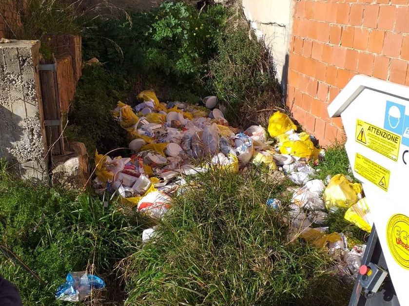 San Cataldo. Scoperta e bonificata micro discarica di rifiuti. Individuati e sanzionati i trasgressori