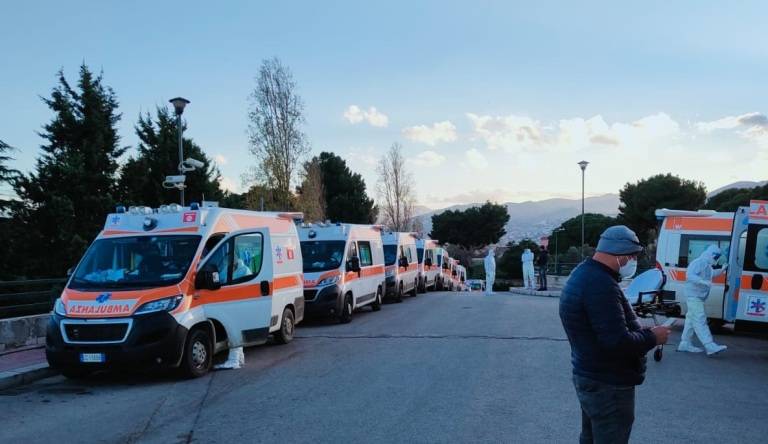 Sicilia, ambulanze in coda per ore davanti gli ospedali. Sale la tensione tra i sanitari