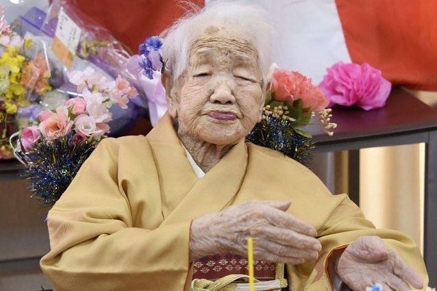 La donna più anziana al mondo spegne 119 candeline: è sopravvissuta a due Guerre mondiali e a un tumore