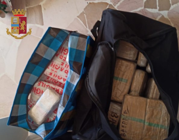 Nella dispensa della cucina con 43 kg di eroina: arrestata dalla Polizia