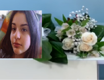 Strage di Licata: compagni depongono rose bianche nella classe di Alessia