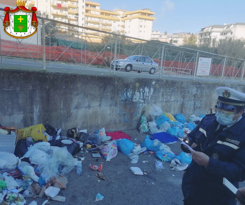 A San Cataldo mini discarica di rifiuti in via Impastato. Identificati e multati i trasgressori