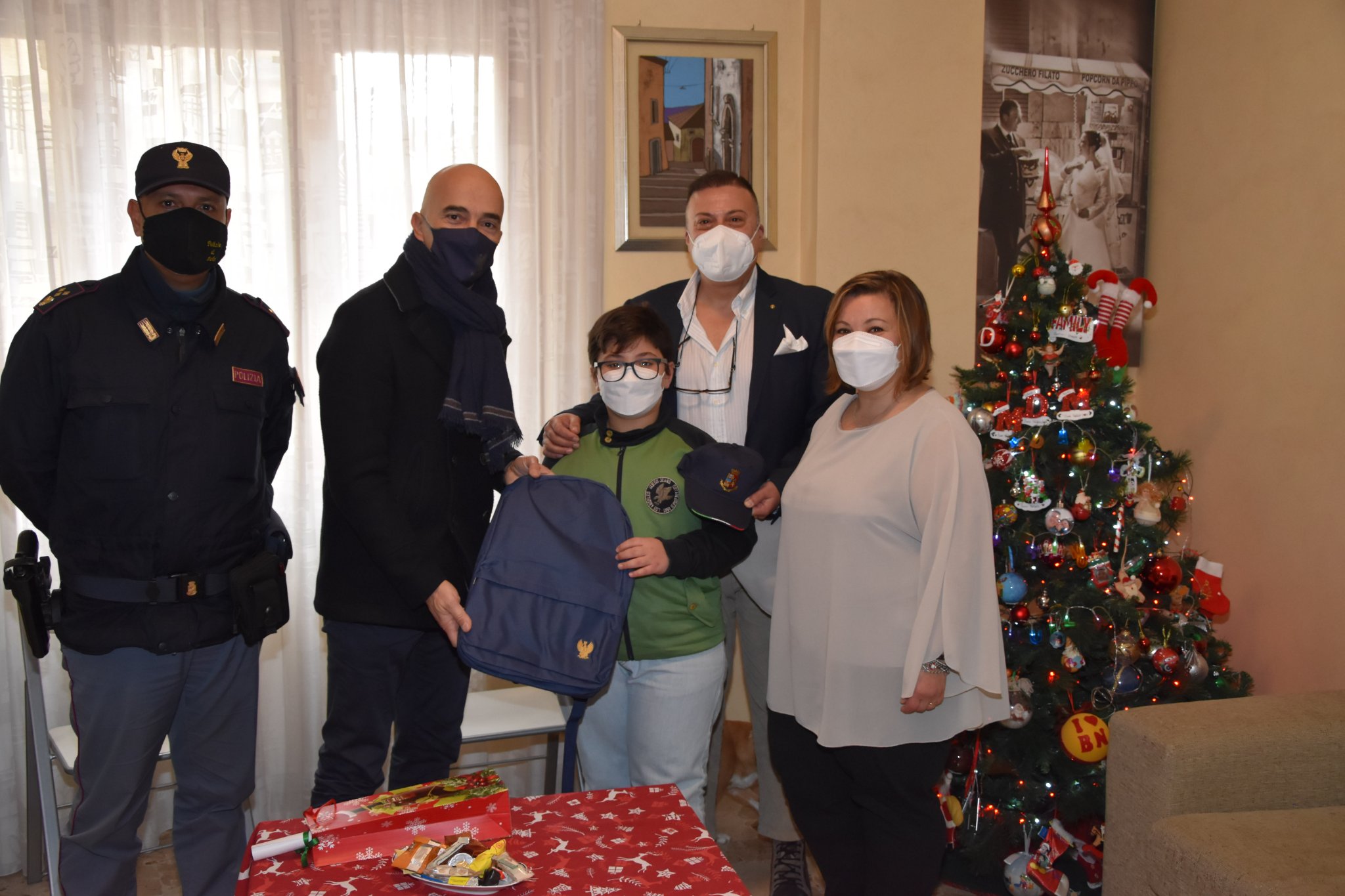 Questore e agenti delle volanti hanno esaudito sogno di un bambino di indossare il berretto della Polizia