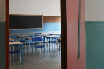 Bologna, a scuola media con il coltello minaccia i compagni di classe: denunciato