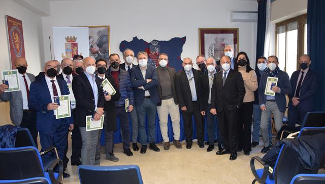 Caltanissetta, il questore consegna le medaglie di commiato ai poliziotti neo pensionati