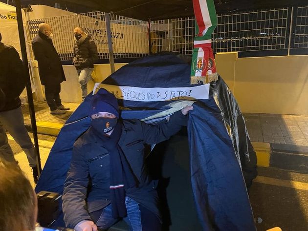 Sindaco di Messina passa notte al molo e annuncia dimissioni