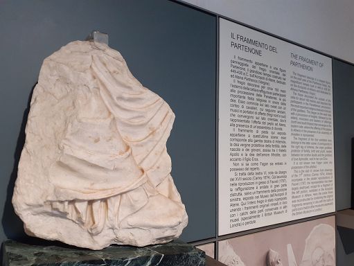 Partenone, consegnato ad Atene il frammento in arrivo da Palermo