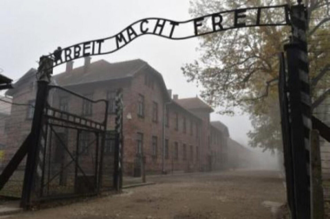 Arrestata ad Auschwitz una turista olandese mentre eseguiva il saluto nazista
