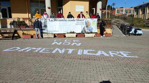 Caltanissetta, studenti del Mottura celebrano il Giorno della Memoria con un segno di “umanizzazione”