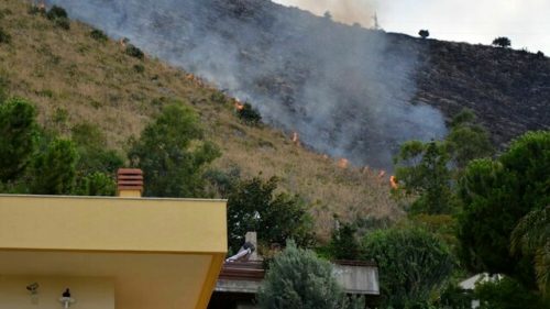 Sicilia: festeggiamenti “roventi” per Ultras: provocarono incendio con fumogeni e fuochi d’artificio
