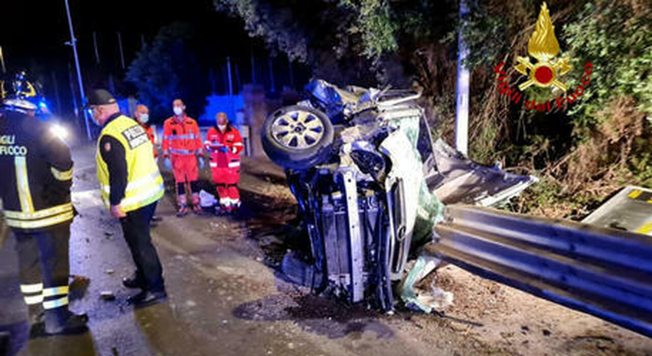 Italia, tragico incidente: auto finisce in un dirupo, morti 3 ventenni