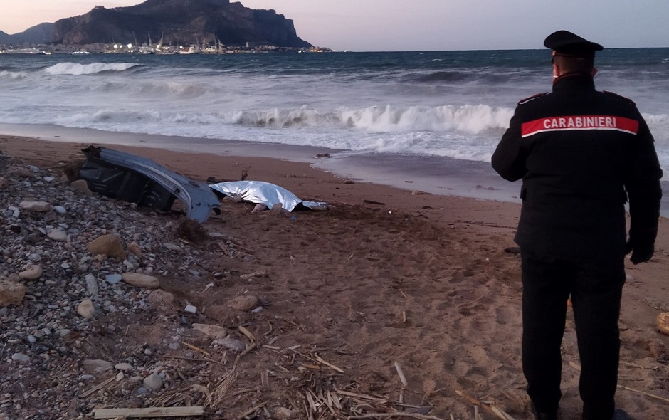 Il corpo di un uomo di mezza età ritrovato in spiaggia a Palermo