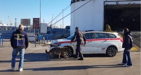 Sicilia, Palermo: droga nascosta in automedica al porto, 2 denunce