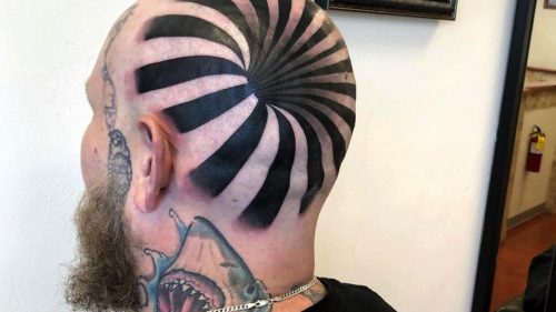 Usa, il tatuaggio crea un’illusione ottica: sembra che abbia un buco in testa