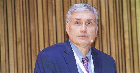 Covid, virologo Silvestri: “Omicron si è indebolita, pericolo a ottobre variante più feroce”