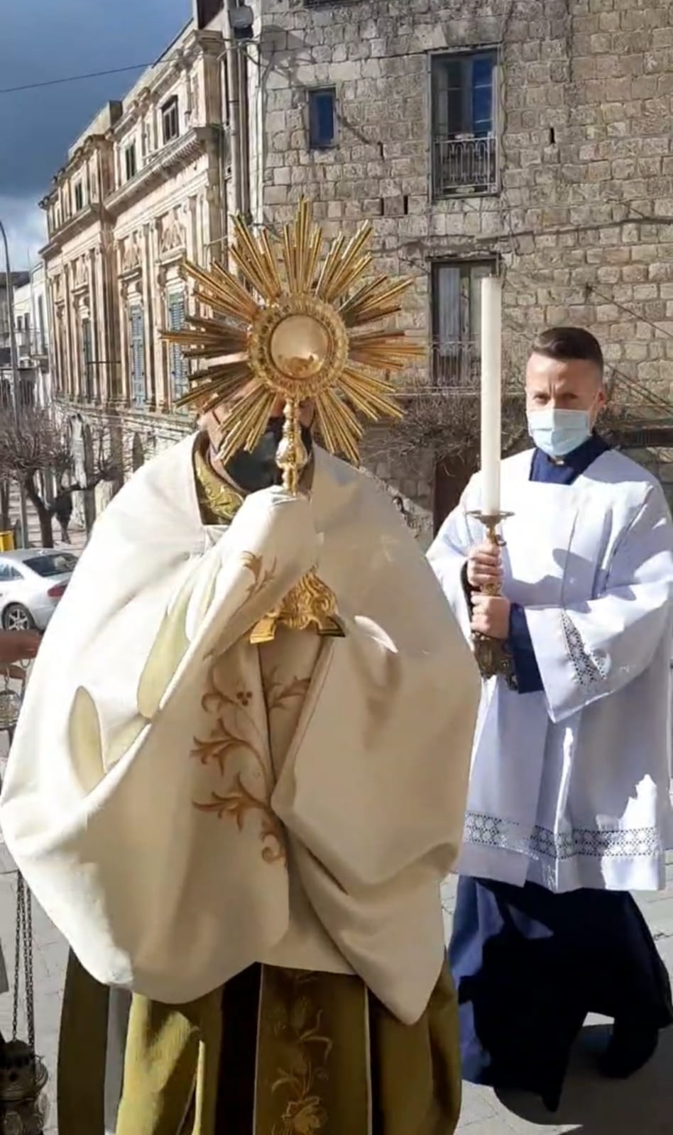 Mussomeli, Conclusione Quarantore a San Francesco.Niente processione.Padre Valdecir dal sagrato della chiesa con l’Ostensorio benedice i passanti