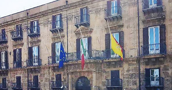 Sicilia, oggi bandiere a mezz’asta in memoria di David Sassoli