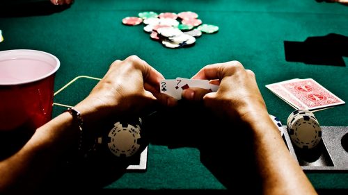 Sicilia, scommesse clandestine: bisca a casa di mamma, un 22enne arrestato e 15 denunciati