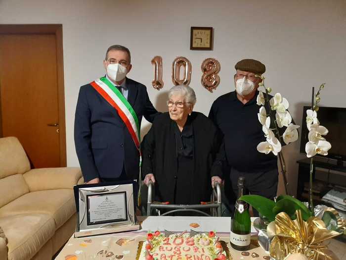 Festa grande a Castellammare del Golfo per i 108 anni di nonna Caterina Navarra, inserita tra le persone più longeve d’Italia