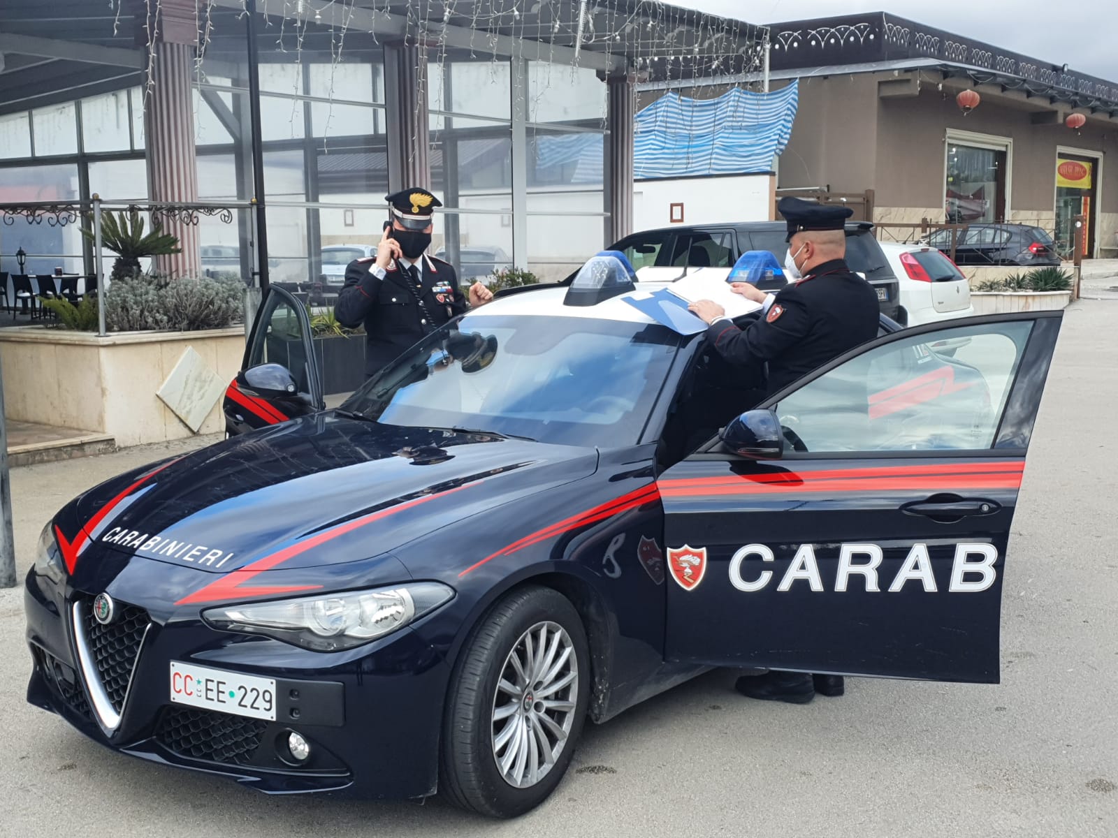 Carabinieri salvano giovane affamato e disperato che di notte vagava senza una meta