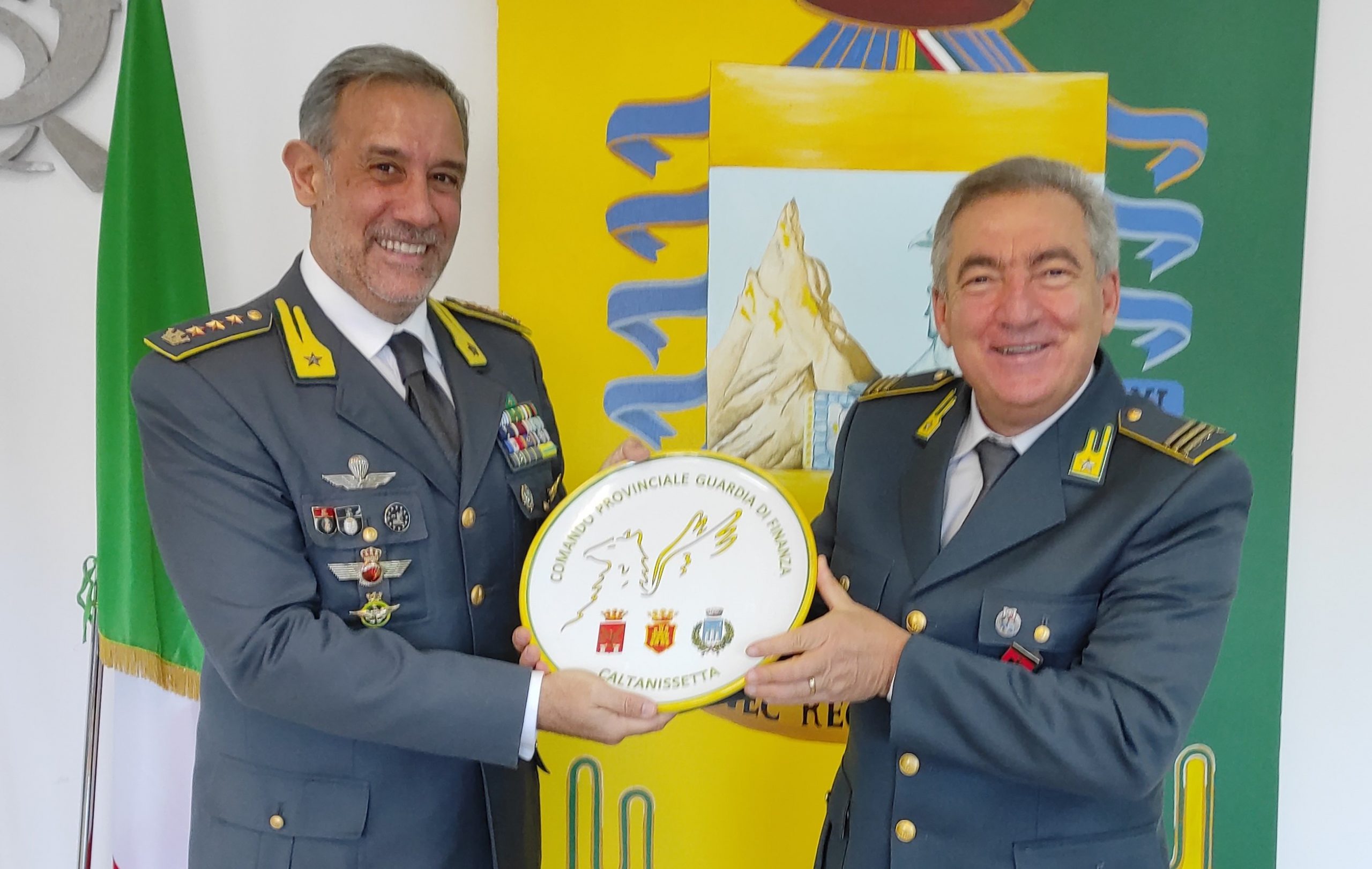 Caltanissetta, Guardia di Finanza: in pensione il maresciallo Raimondo Dell’Aiera dopo 37 anni di servizio