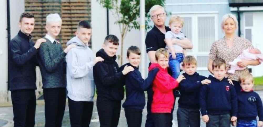 Regno Unito, una mamma di 39 anni dopo 10 figli maschi partorisce finalmente una bambina: “Non era nei miei piani avere una grande famiglia”