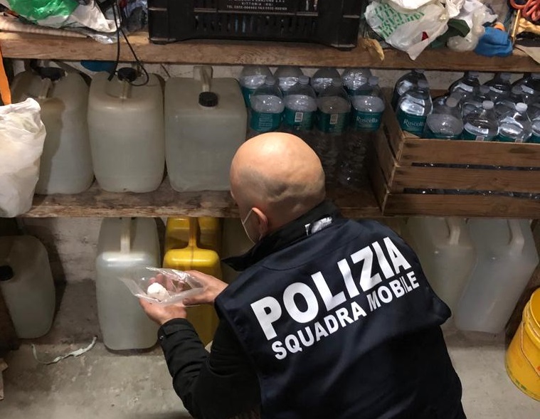 Caltanissetta: cani poliziotto fiutano cocaina e armi nascoste in un garage