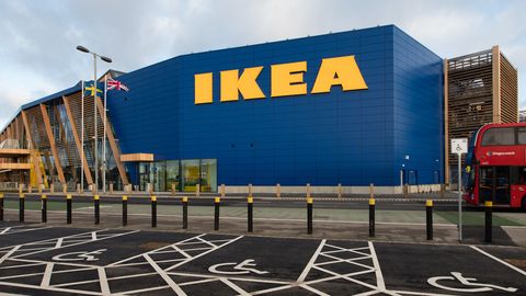 Chiamano la figlia Ikea e ottengono un divano in regalo: ma lei viene bullizzata per anni