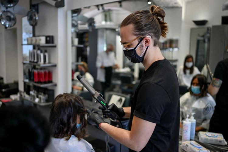 Caltanissetta, estetiste e parrucchieri: sì al green pass