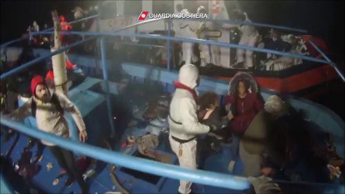 Tratti in salvo 305 migranti al largo di Lampedusa