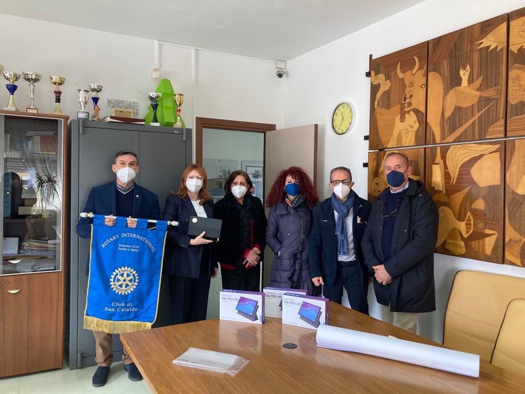 San Cataldo. Donati dal Rotary Club altri 6 tablet per la Dad da mettere a disposizione di alunni appartenenti a nuclei familiari meno abbienti