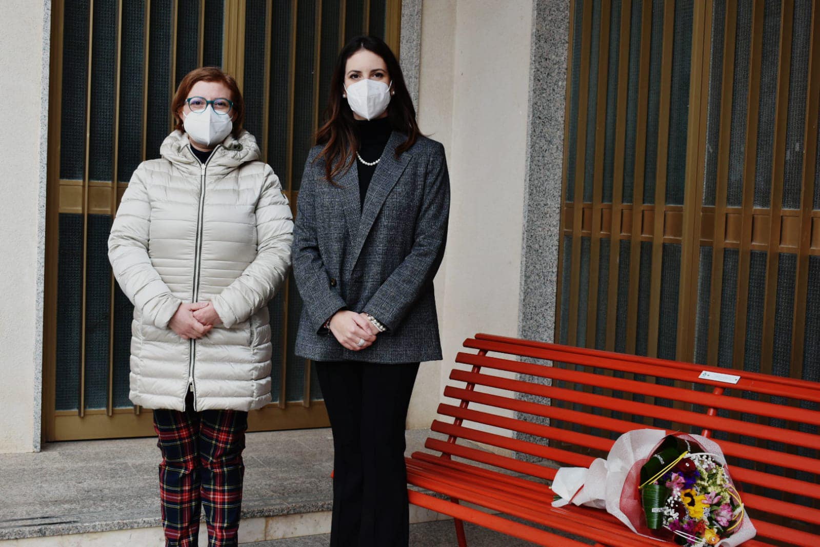 Sommatino. Un mazzo di fiori sulla panchina rossa per ricordare Carmelina Sferrazza a 20 anni dalla sua tragica morte