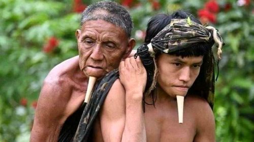 In Amazzonia indigeno ha portato sulle spalle suo padre 12 ore per consentirgli di vaccinarsi contro il Covid