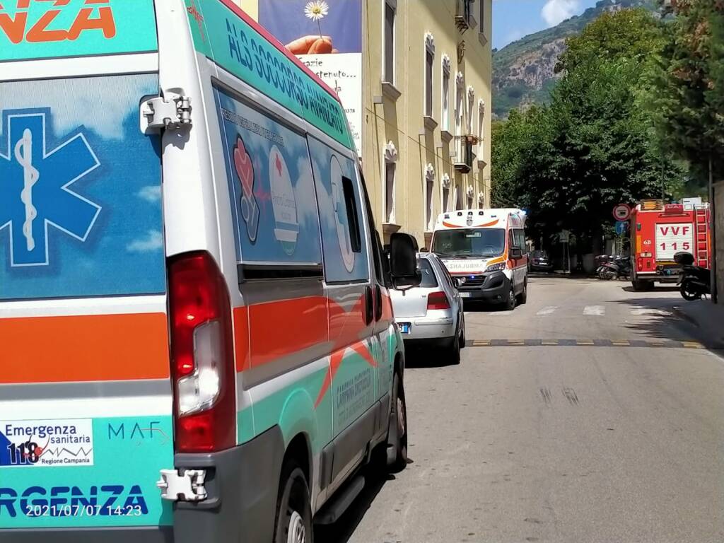 Italia, ha un malore mentre guida. Morto un uomo e ferita la moglie