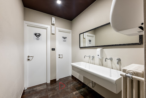 Tre ragazze si attardano in bagno e restano rinchiuse nel locale nel quale avevano cenato