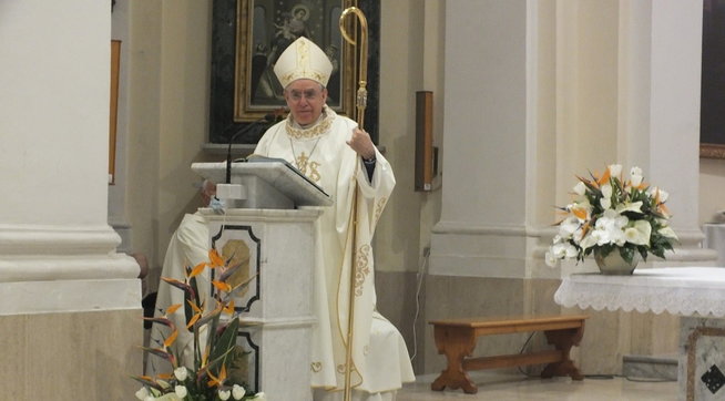 Italia, casertano: minacce al vescovo che vieta ai No vax di distribuire la comunione; indaga la Digos