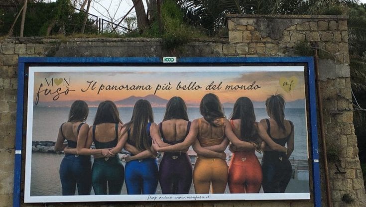 Napoli, “Il panorama più bello del mondo”: ma il manifesto pubblicitario mostra il lato B delle ragazze e non il Golfo, è polemica