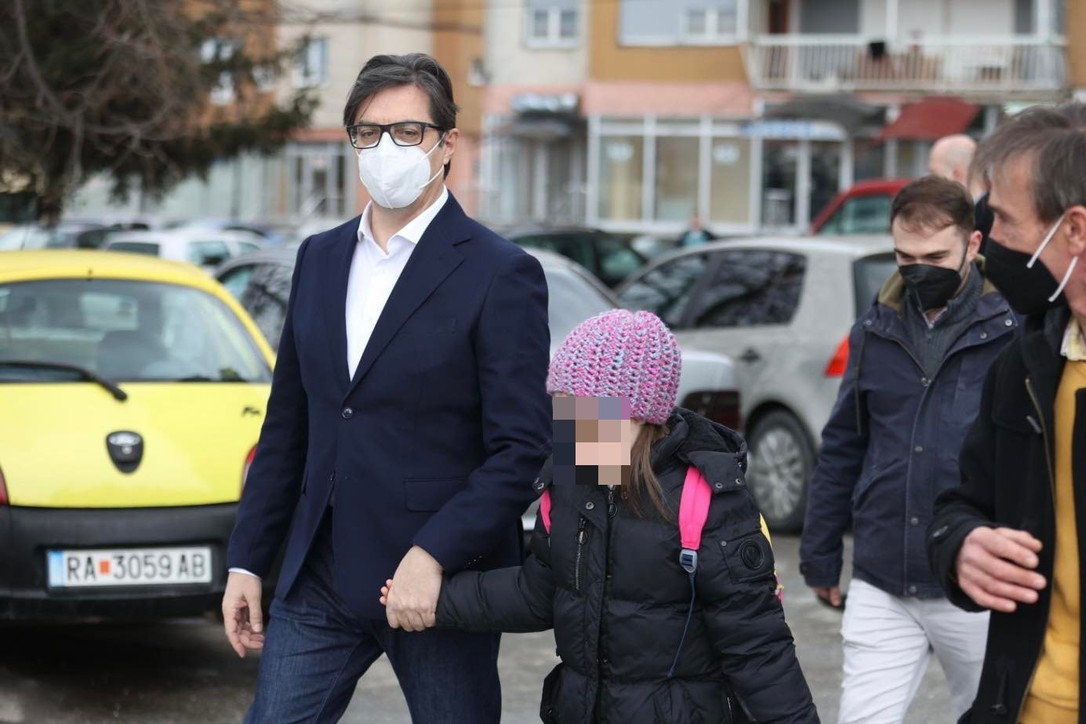 Macedonia del Nord, 11enne con sindrome di Down bullizzata dai compagni di classe: il presidente della Repubblica la accompagna a scuola