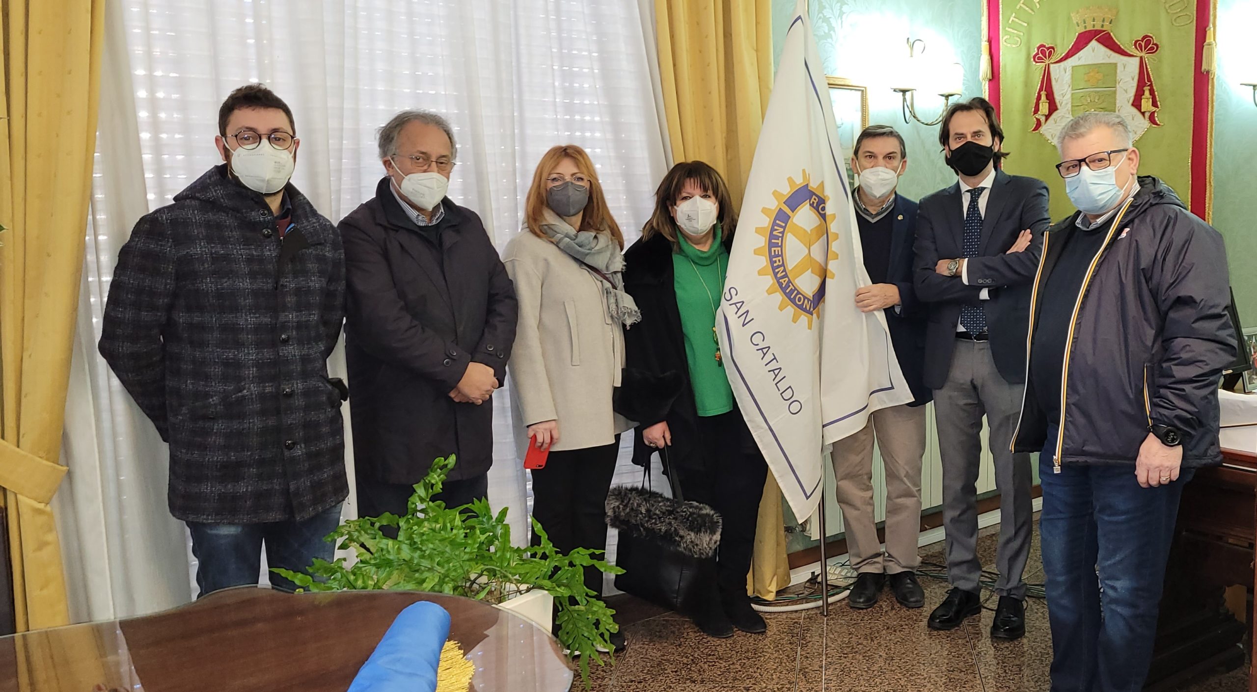San Cataldo. Bandiera del Rotary esposta nel balcone del Palazzo di Città