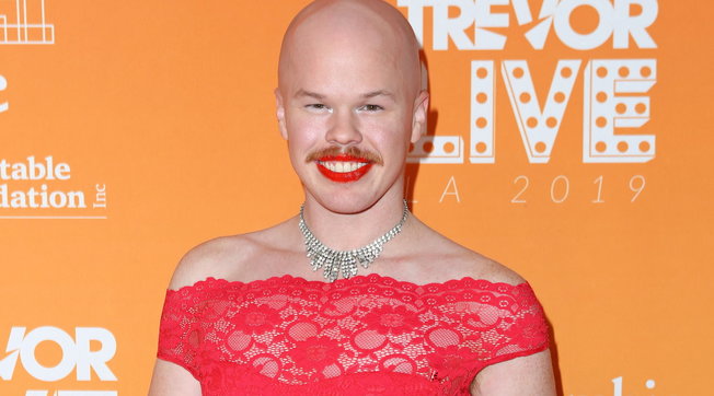 Usa, Biden nomina una drag queen al ministero dell’Energia: è polemica