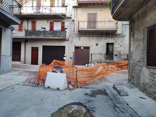 Mazzarino, Caltaqua inizia i lavori e li lascia in sospeso: da un mese via Villafranca e Purgatorio, bloccate