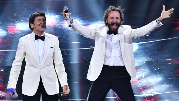 Sanremo-sprint con le cover, trionfano Morandi e Jovanotti: Mahmood-Blanco primi