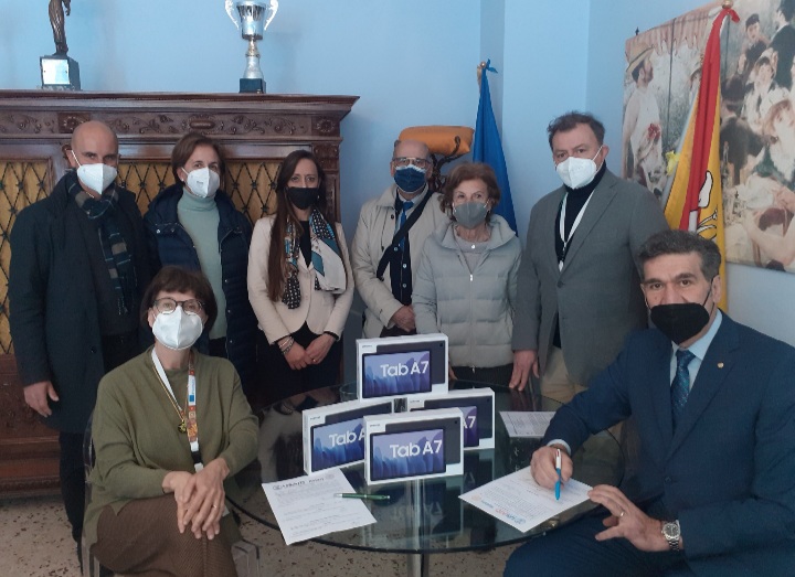 Caltanissetta, Rotary Club dona 4 tablet per gli studenti della “Vittorio Veneto”