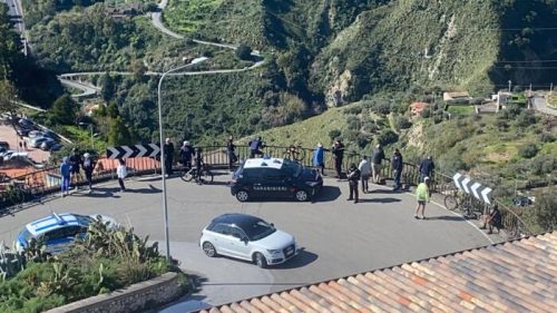 Ciclista si schianta contro ringhiera, precipita in un burrone e muore