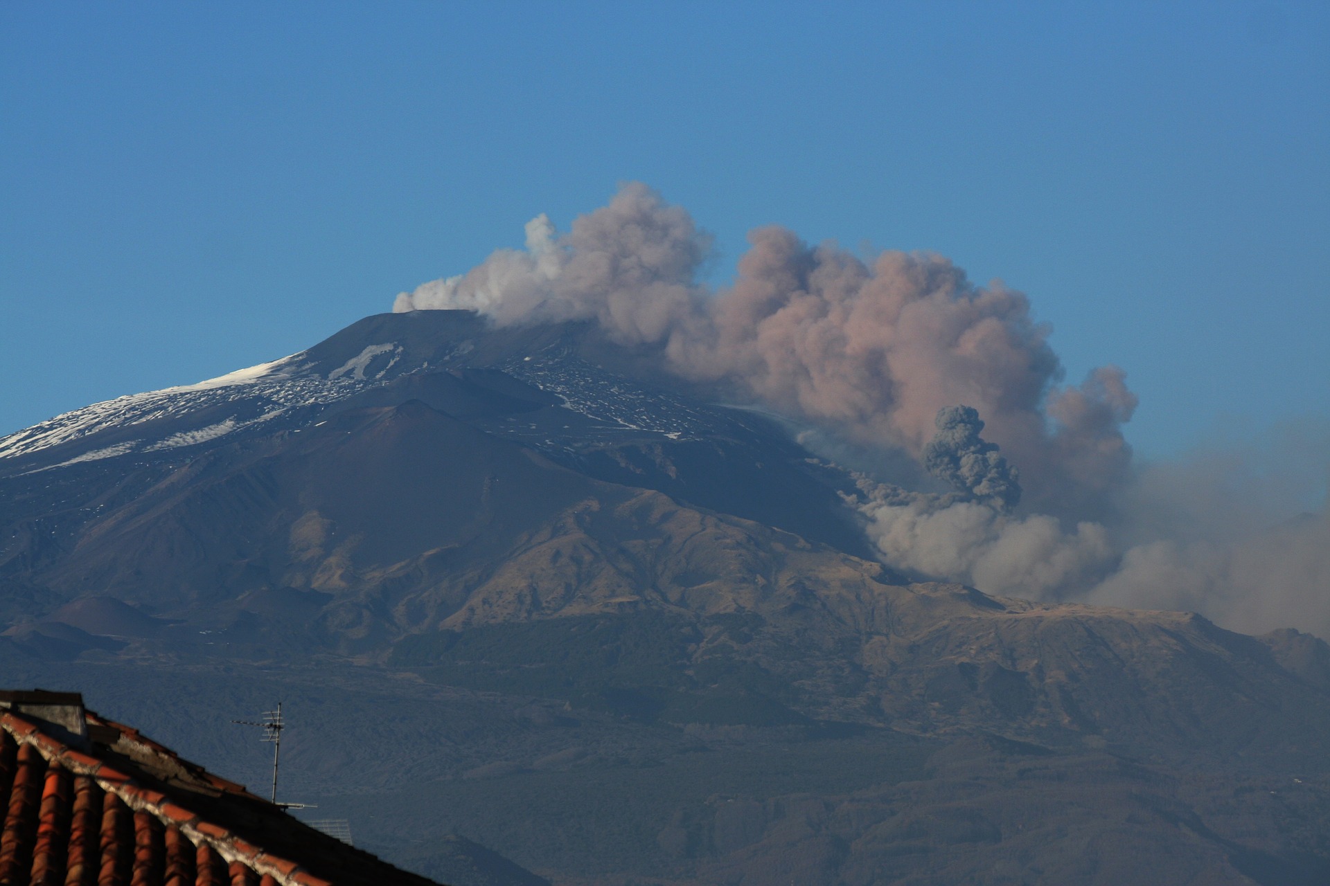 Sicilia, finita l’attività vulcanica sull’Etna: flussi lavici in raffreddamento