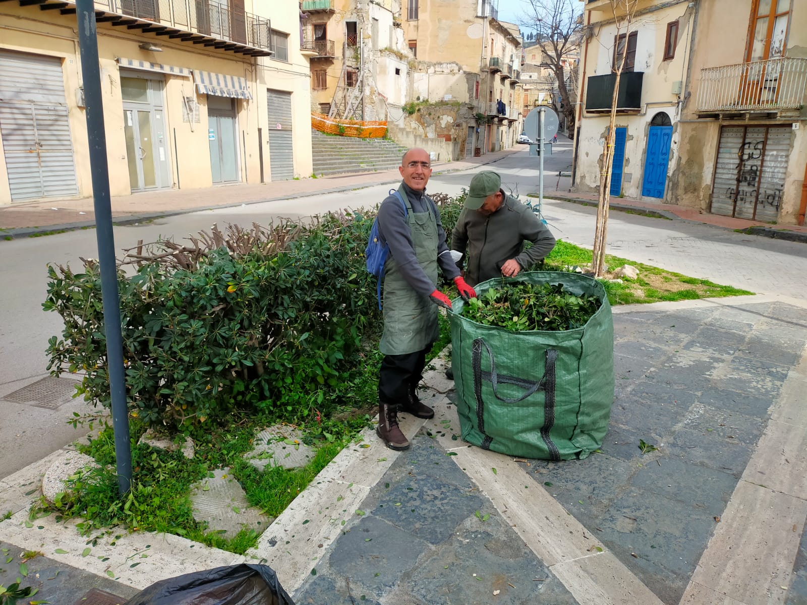 Caltanissetta, Comitato San Francesco – Stazzone ripulisce il verde del proprio Quartiere