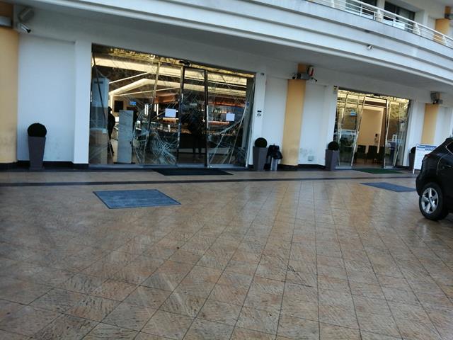 Caltanissetta, con jeep sfondano vetrata: furto in un bar di via Luigi Monaco