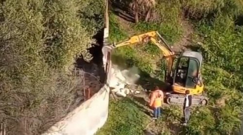 Sicilia, Catania: con ruspa abbatte muro oratorio per ospitarvi cavalli, arrestato 62enne